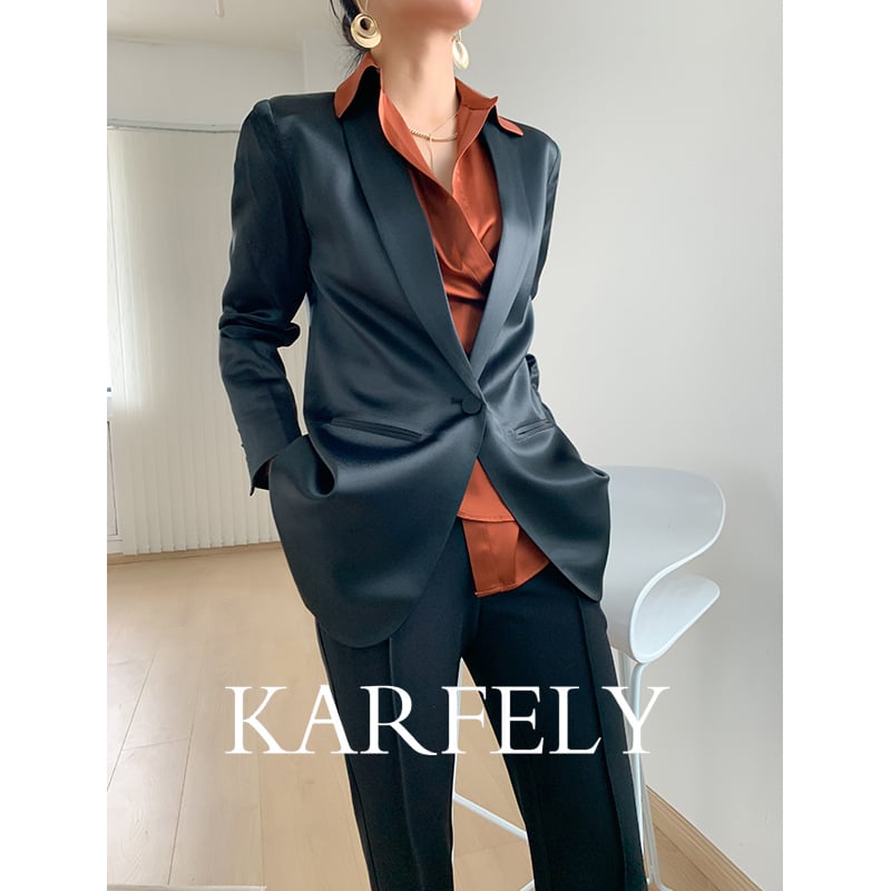 Női öltöny keskeny szabású, zakó gallér, hosszú ujjú, egygombos zárás