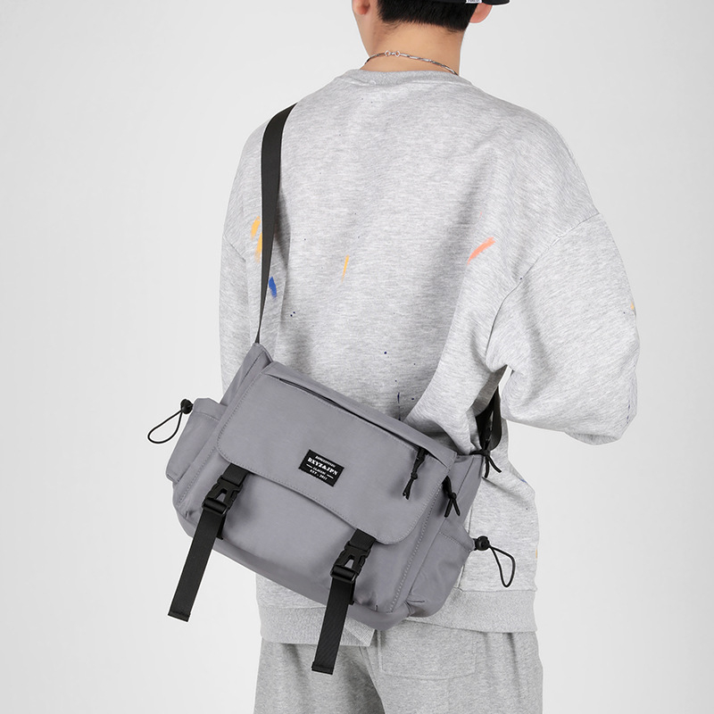 Muška crossbody torba - ulični stil, najlon, podstava od poliestera, jednobojni uzorak, pogodna za rekreacijska putovanja