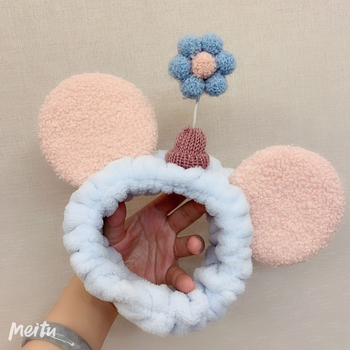 Hajpánt plüss Mickey egér motívummal, karikatúra stílusú, nagy fülek, kis virágok, kockás mintázat, arcmosáshoz