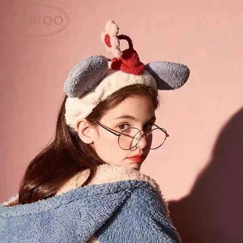 Hajpánt plüss Mickey egér motívummal, karikatúra stílusú, nagy fülek, kis virágok, kockás mintázat, arcmosáshoz