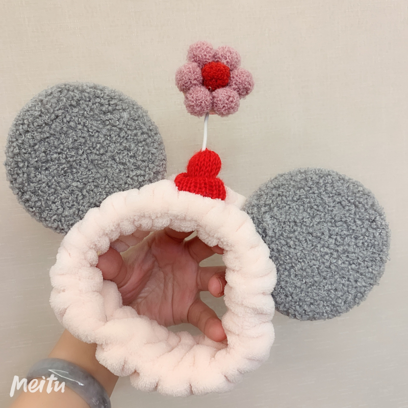 Hajpánt plüss Mickey egér motívummal, karikatúra stílusú, nagy fülek, kis virágok, kockás mintázat, arcmosáshoz