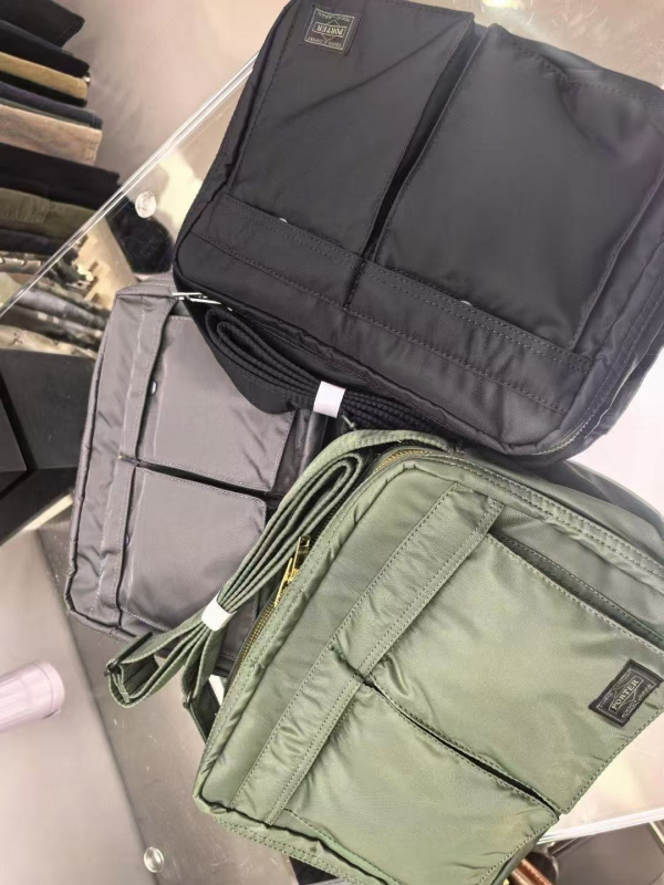 Crossbody torba, gradski minimalistički stil, poliester, podstava od platna, svakodnevna upotreba