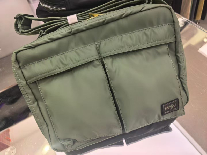 Crossbody torba, gradski minimalistički stil, poliester, podstava od platna, svakodnevna upotreba