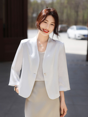 Női karcsúsított blézer gallér nélküli, 3/4-es ujjú, egygombos zárás, poliészter anyag, poliészter-tartalom 95% felett