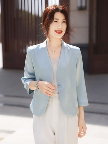 Női karcsúsított blézer gallér nélküli, 3/4-es ujjú, egygombos zárás, poliészter anyag, poliészter-tartalom 95% felett