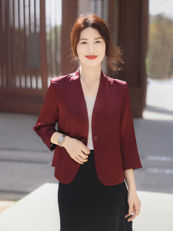 Női karcsúsított blézer gallér nélküli, 3/4-es ujjú, egygombos zárás, poliészter anyag, poliészter-tartalom 95% felett