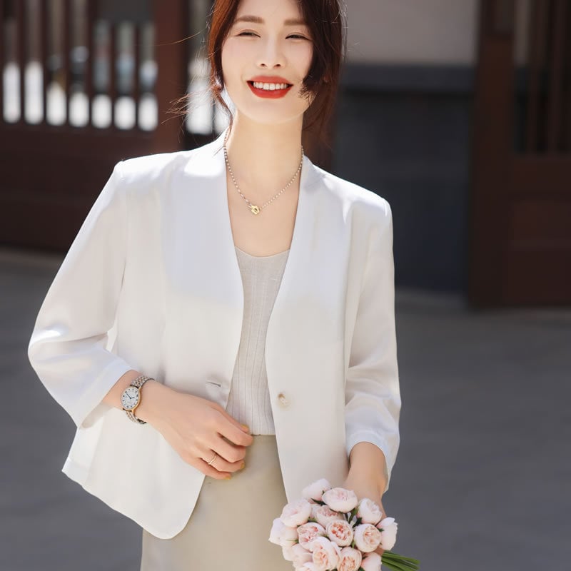 Női karcsúsított blézer gallér nélküli, 3/4-es ujjú, egygombos zárás, poliészter anyag, poliészter-tartalom 95% felett