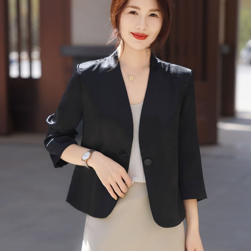 Női karcsúsított blézer gallér nélküli, 3/4-es ujjú, egygombos zárás, poliészter anyag, poliészter-tartalom 95% felett
