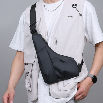 Férfi mellkas táska vízálló membránnal, védelem anti-lopás és anti-vágás, belső zseb laptophoz, egyszínű mintázat, poliészter bélés, tavasz 2025