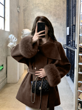 Palton damă reversibil cu blană de vulpe și amestec lână-cashmere, siluetă cu talie accentuată, țesătură corduroy, iarna 2025, conținut blană de iepure sub 30%