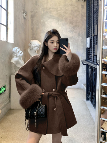 Palton damă reversibil cu blană de vulpe și amestec lână-cashmere, siluetă cu talie accentuată, țesătură corduroy, iarna 2025, conținut blană de iepure sub 30%