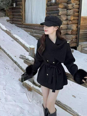 Palton damă reversibil cu blană de vulpe și amestec lână-cashmere, siluetă cu talie accentuată, țesătură corduroy, iarna 2025, conținut blană de iepure sub 30%