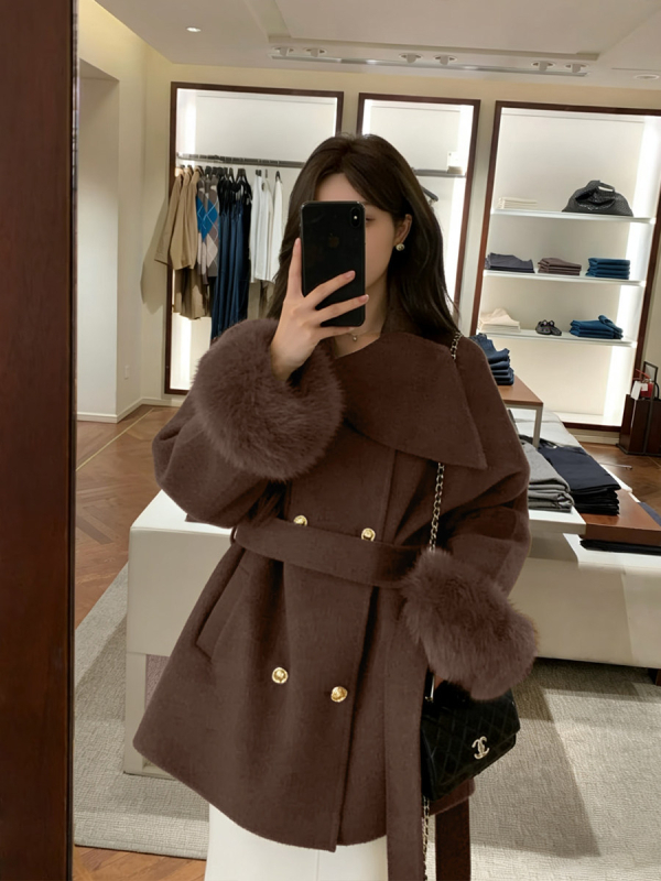 Palton damă reversibil cu blană de vulpe și amestec lână-cashmere, siluetă cu talie accentuată, țesătură corduroy, iarna 2025, conținut blană de iepure sub 30%