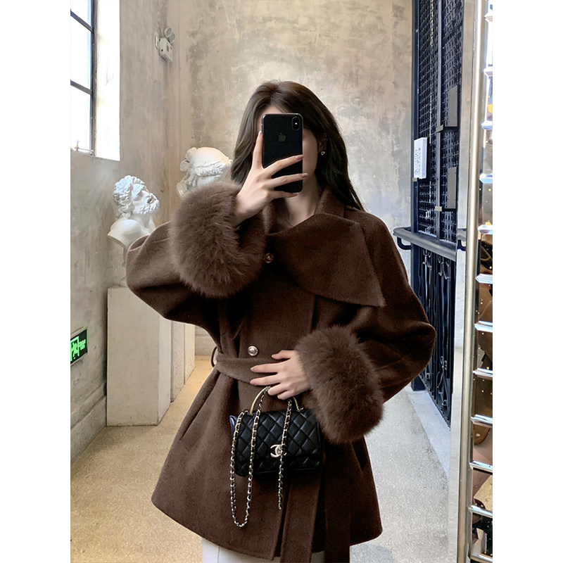 Palton damă reversibil cu blană de vulpe și amestec lână-cashmere, siluetă cu talie accentuată, țesătură corduroy, iarna 2025, conținut blană de iepure sub 30%