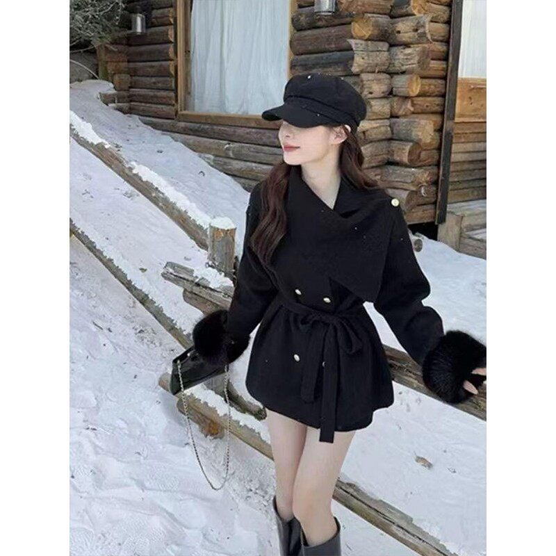 Palton damă reversibil cu blană de vulpe și amestec lână-cashmere, siluetă cu talie accentuată, țesătură corduroy, iarna 2025, conținut blană de iepure sub 30%