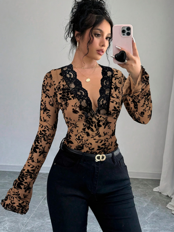 Ženski T‑shirt s V‑izrezom, čipkasti patchwork od mrežaste tkanine, zvonasti rukavi, geometrijski uzorak, uski kroj