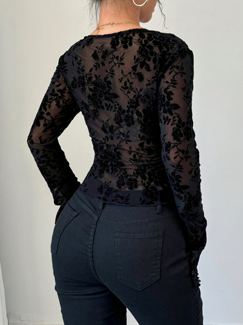 Ženski T‑shirt s V‑izrezom, čipkasti patchwork od mrežaste tkanine, zvonasti rukavi, geometrijski uzorak, uski kroj