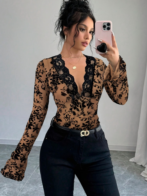 Ženski T‑shirt s V‑izrezom, čipkasti patchwork od mrežaste tkanine, zvonasti rukavi, geometrijski uzorak, uski kroj