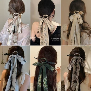 Drevna drvena spona za kosu s platnenom mašnicom – antički stil, jednorodna forma, dodatak za glavu (Materijal: drvo + platno; Stil: antički; Oblik: jednorodna; Kategorija: dodatak za glavu)