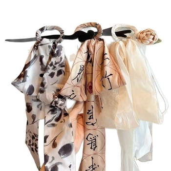 Drevna drvena spona za kosu s platnenom mašnicom – antički stil, jednorodna forma, dodatak za glavu (Materijal: drvo + platno; Stil: antički; Oblik: jednorodna; Kategorija: dodatak za glavu)