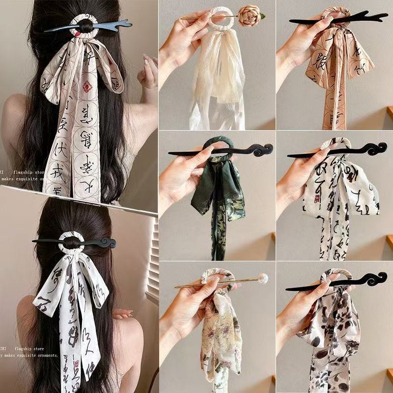 Drevna drvena spona za kosu s platnenom mašnicom – antički stil, jednorodna forma, dodatak za glavu (Materijal: drvo + platno; Stil: antički; Oblik: jednorodna; Kategorija: dodatak za glavu)