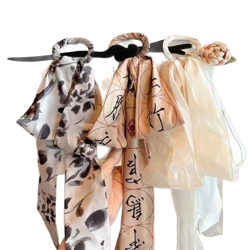 Drevna drvena spona za kosu s platnenom mašnicom – antički stil, jednorodna forma, dodatak za glavu (Materijal: drvo + platno; Stil: antički; Oblik: jednorodna; Kategorija: dodatak za glavu)