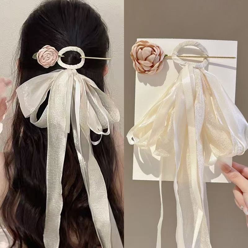 Drevna drvena spona za kosu s platnenom mašnicom – antički stil, jednorodna forma, dodatak za glavu (Materijal: drvo + platno; Stil: antički; Oblik: jednorodna; Kategorija: dodatak za glavu)