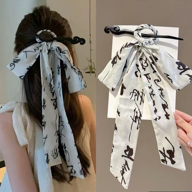 Drevna drvena spona za kosu s platnenom mašnicom – antički stil, jednorodna forma, dodatak za glavu (Materijal: drvo + platno; Stil: antički; Oblik: jednorodna; Kategorija: dodatak za glavu)