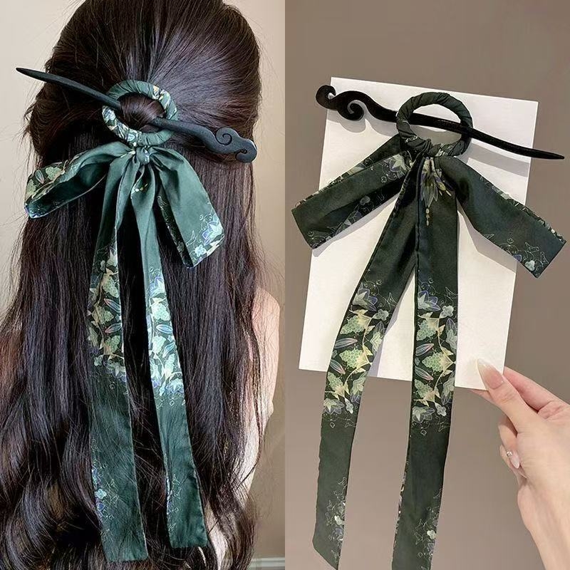 Drevna drvena spona za kosu s platnenom mašnicom – antički stil, jednorodna forma, dodatak za glavu (Materijal: drvo + platno; Stil: antički; Oblik: jednorodna; Kategorija: dodatak za glavu)