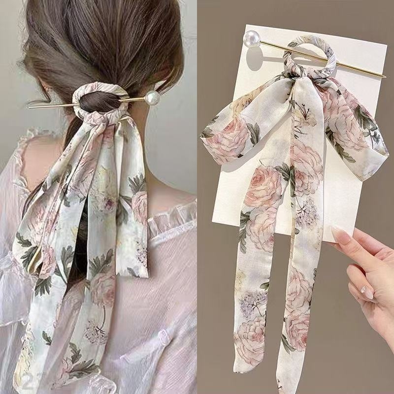 Drevna drvena spona za kosu s platnenom mašnicom – antički stil, jednorodna forma, dodatak za glavu (Materijal: drvo + platno; Stil: antički; Oblik: jednorodna; Kategorija: dodatak za glavu)