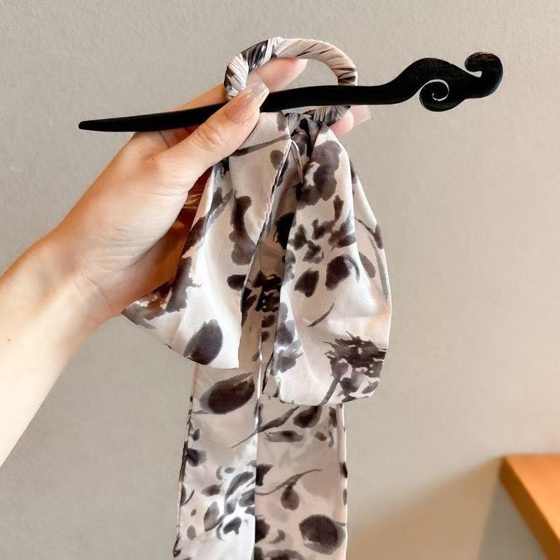 Drevna drvena spona za kosu s platnenom mašnicom – antički stil, jednorodna forma, dodatak za glavu (Materijal: drvo + platno; Stil: antički; Oblik: jednorodna; Kategorija: dodatak za glavu)