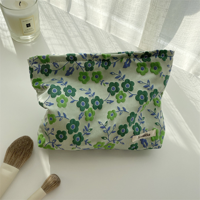 Καλλυντική τσάντα με φλοράλ μοτίβο, καμβάς κατασκευή, φερμουάρ, μαλακή υφή, οριζόντιο τετράγωνο σχήμα.