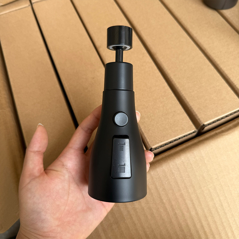 Rozširujúci adaptér kuchynskej batérie s univerzálnym otočným výtokom a predĺženým aerátorom proti špliechaniu; závitové pripojenie; model 0410; ABS; elektroplating; Morro