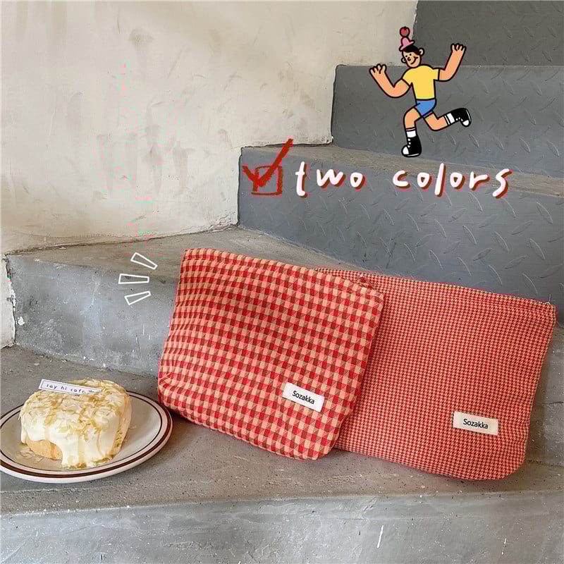 Τσαντάκι μακιγιάζ με μοτίβο ζακάρ καρό, κάθετο τετράγωνο σχήμα, άνοιγμα με φερμουάρ, πολυεστερικό υλικό και επένδυση