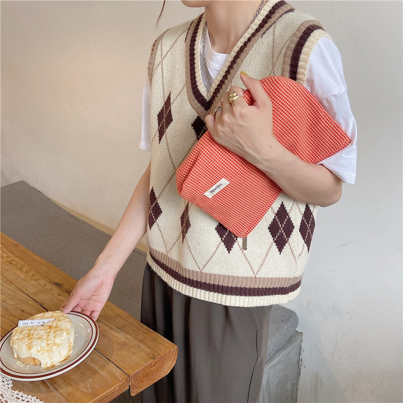 Τσαντάκι μακιγιάζ με μοτίβο ζακάρ καρό, κάθετο τετράγωνο σχήμα, άνοιγμα με φερμουάρ, πολυεστερικό υλικό και επένδυση