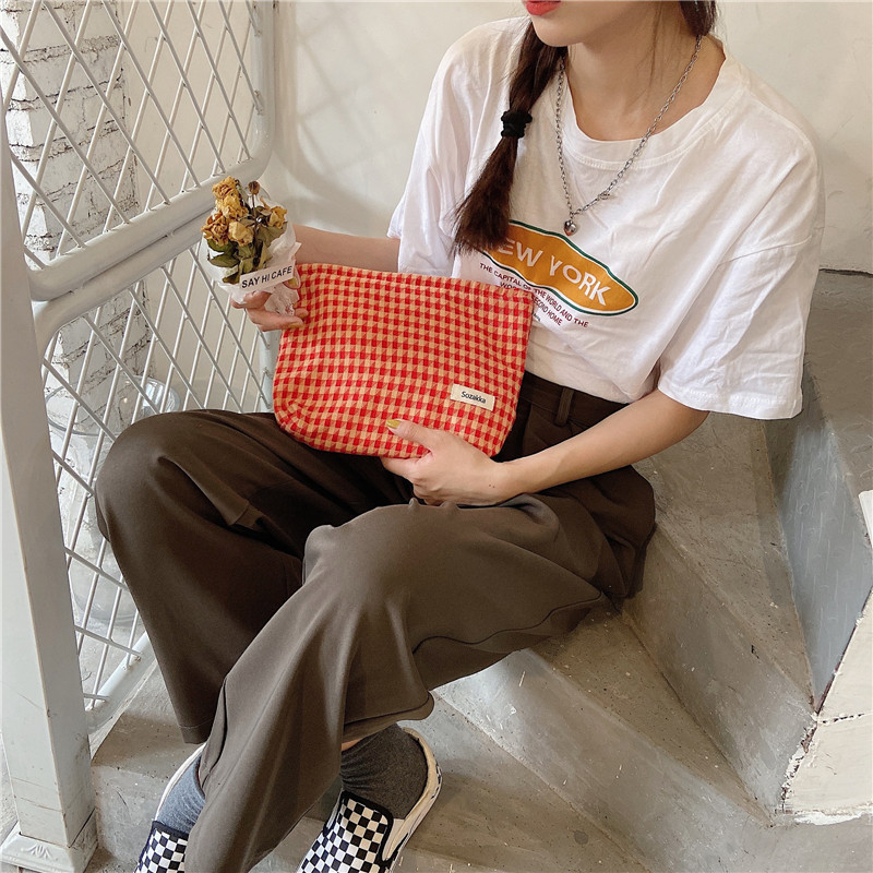 Τσαντάκι μακιγιάζ με μοτίβο ζακάρ καρό, κάθετο τετράγωνο σχήμα, άνοιγμα με φερμουάρ, πολυεστερικό υλικό και επένδυση