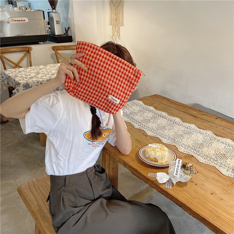 Τσαντάκι μακιγιάζ με μοτίβο ζακάρ καρό, κάθετο τετράγωνο σχήμα, άνοιγμα με φερμουάρ, πολυεστερικό υλικό και επένδυση