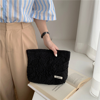 Sminktáska virágos mintával, cipzáras zárás, poliészter anyag, vászon bélés, függőleges négyzet alakú