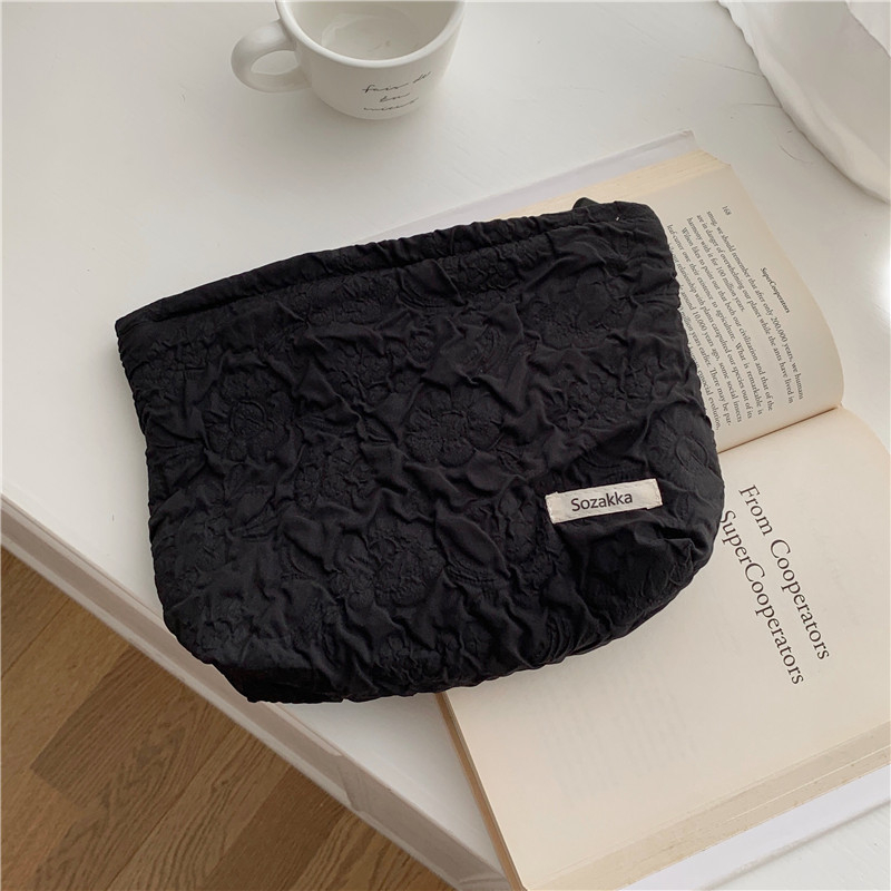 Sminktáska virágos mintával, cipzáras zárás, poliészter anyag, vászon bélés, függőleges négyzet alakú