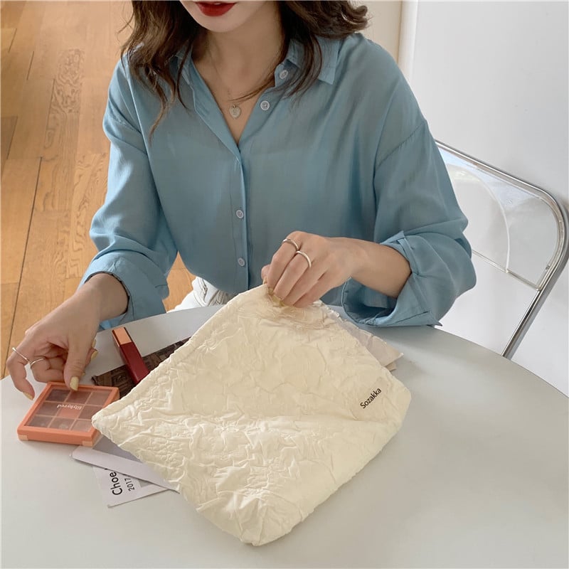 Sminktáska virágos mintával, cipzáras zárás, poliészter anyag, vászon bélés, függőleges négyzet alakú