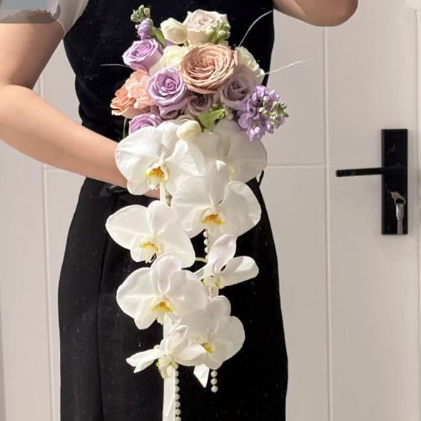 Menyasszonyi csokor kaszkádos vízeséses stílusban, orchideákkal és tulipánokkal, esküvői fotózáshoz, DIY