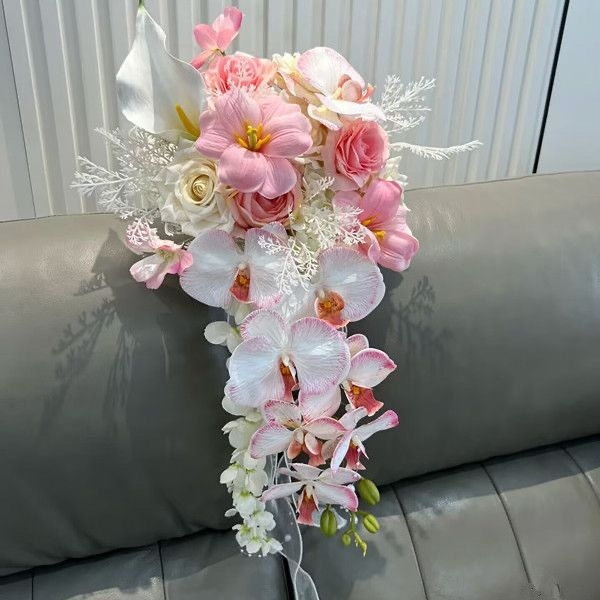 Menyasszonyi csokor kaszkádos vízeséses stílusban, orchideákkal és tulipánokkal, esküvői fotózáshoz, DIY