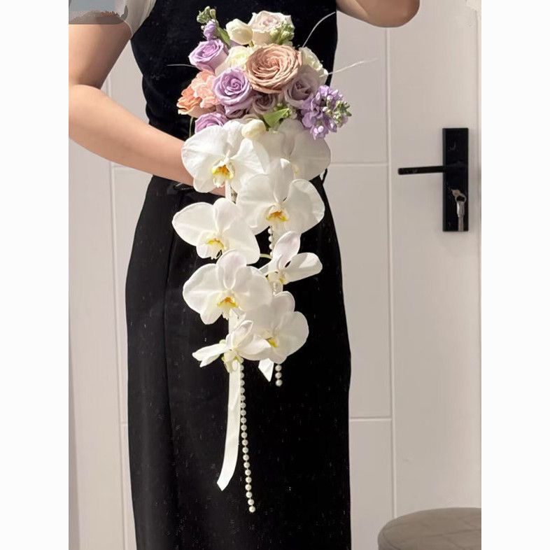 Menyasszonyi csokor kaszkádos vízeséses stílusban, orchideákkal és tulipánokkal, esküvői fotózáshoz, DIY