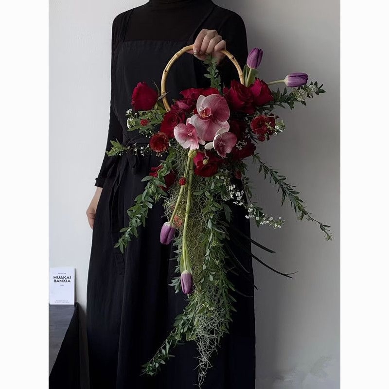 Menyasszonyi csokor kaszkádos vízeséses stílusban, orchideákkal és tulipánokkal, esküvői fotózáshoz, DIY