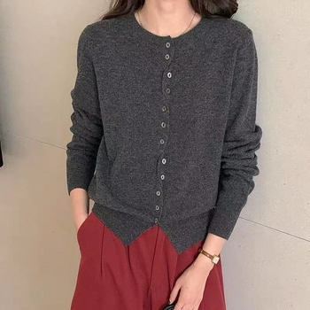 Женски кардиган в корейски стил, свободна кройка, вълнен трикотаж 95%+, кръгло деколте, дълги ръкави, асиметрична планка с копчета, есен 2025