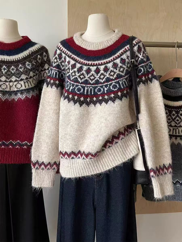 Pulover s romb jacquardom; mješavina ovčje vune s poliestrom i akrilom; slobodan kroj; okrugli izrez; dugi rukavi.