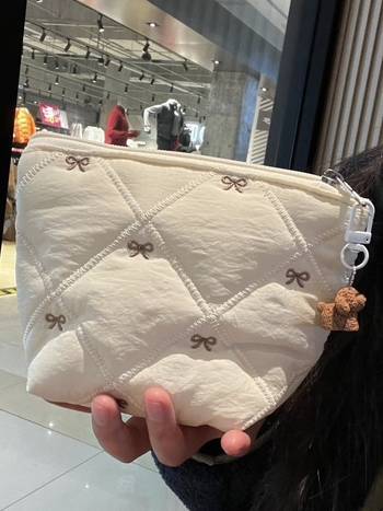 Mindennapi táska nagy kapacitással, quilted dizájn és virágos hímzés; Anyag: pamut, Belső: poliészter, Stílus: Minimalist Quiet Luxury, Szezon: 2024 téli