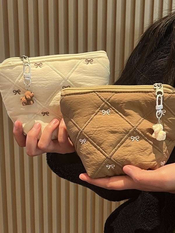 Mindennapi táska nagy kapacitással, quilted dizájn és virágos hímzés; Anyag: pamut, Belső: poliészter, Stílus: Minimalist Quiet Luxury, Szezon: 2024 téli