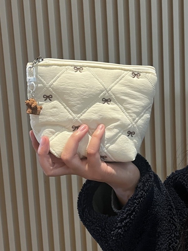 Mindennapi táska nagy kapacitással, quilted dizájn és virágos hímzés; Anyag: pamut, Belső: poliészter, Stílus: Minimalist Quiet Luxury, Szezon: 2024 téli