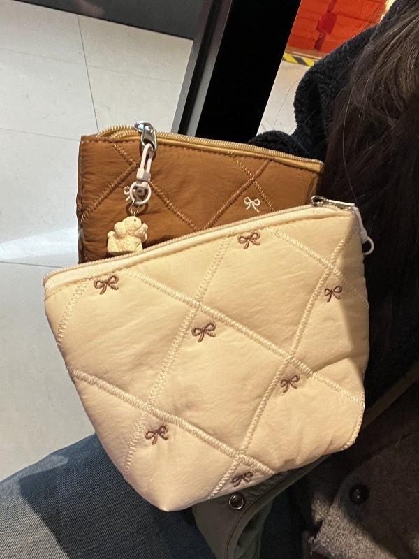 Mindennapi táska nagy kapacitással, quilted dizájn és virágos hímzés; Anyag: pamut, Belső: poliészter, Stílus: Minimalist Quiet Luxury, Szezon: 2024 téli
